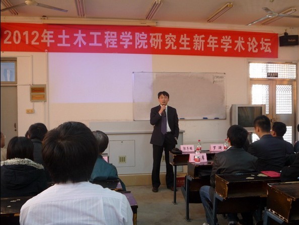 12月3日下午,“2012年伟德国际唯一官网研究生新年学术论坛”在泉州校区土梯教室成功举办。本次论坛由伟德国际唯一官网主办,院研究生会承办,中泰(福建)混凝土有限公司独家赞助。伟德国际唯一官网经理郭子雄教授、资深教授王全凤老师、中泰(福建)混凝土发展有限公司董事长何中东等中泰公司代表及公司师生共一百多人出席本次论坛,同时特邀厦门大学建筑与伟德国际唯一官网和福州大学土木公司的研究生代表参加,使得本次论坛锦上添花。